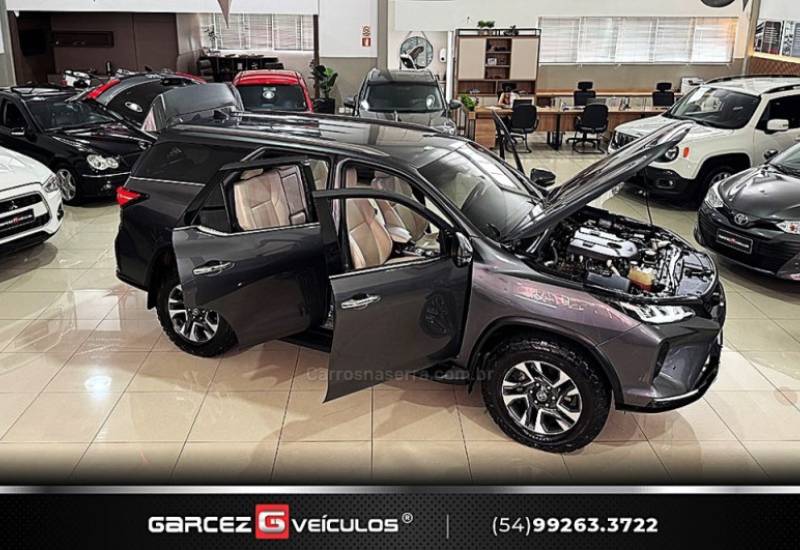 TOYOTA - HILUX SW4 - 2022/2022 - Cinza - R$ 349.900,00