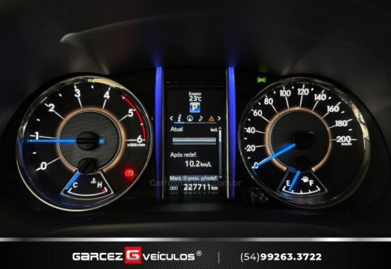TOYOTA - HILUX SW4 - 2016/2017 - Branca - R$ 210.000,00