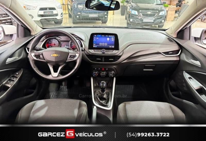 CHEVROLET - ONIX - 2022/2023 - Branca - R$ 72.000,00