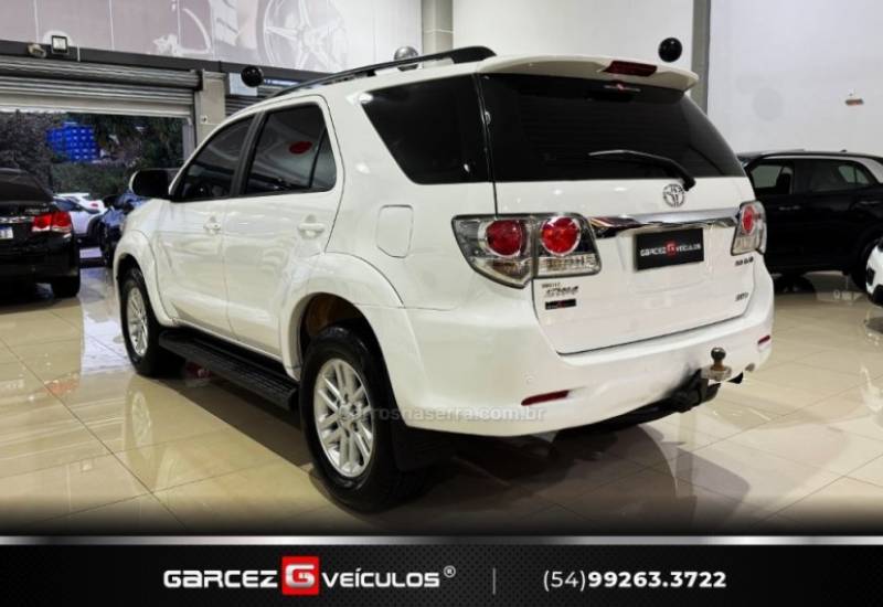 TOYOTA - HILUX SW4 - 2013/2013 - Branca - R$ 144.900,00
