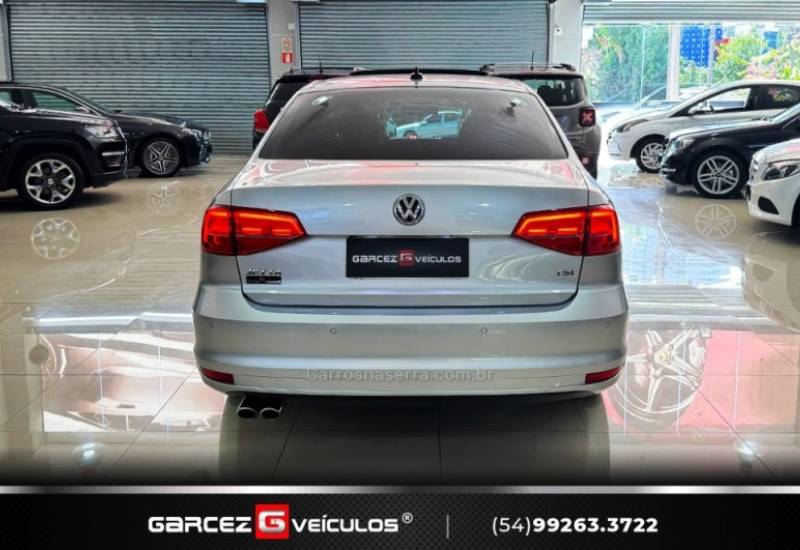 VOLKSWAGEN - JETTA - 2015/2016 - Prata - R$ 92.000,00