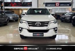 TOYOTA - HILUX SW4 - 2016/2017 - Branca - R$ 210.000,00