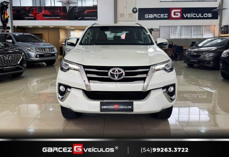 TOYOTA - HILUX SW4 - 2016/2017 - Branca - R$ 210.000,00