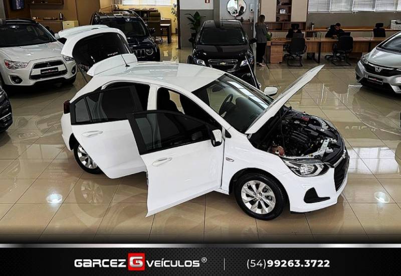 CHEVROLET - ONIX - 2022/2023 - Branca - R$ 72.000,00
