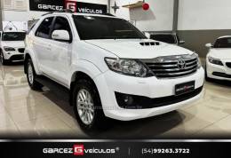 TOYOTA - HILUX SW4 - 2013/2013 - Branca - R$ 144.900,00