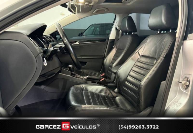 VOLKSWAGEN - JETTA - 2015/2016 - Prata - R$ 92.000,00
