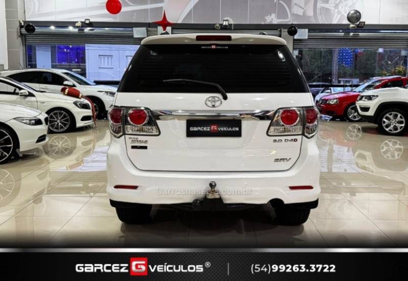 TOYOTA - HILUX SW4 - 2013/2013 - Branca - R$ 144.900,00