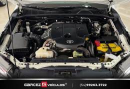 TOYOTA - HILUX SW4 - 2016/2017 - Branca - R$ 210.000,00