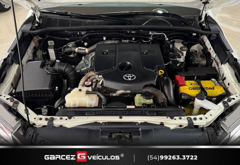 TOYOTA - HILUX SW4 - 2016/2017 - Branca - R$ 210.000,00