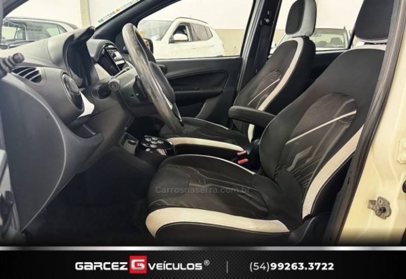 FIAT - UNO - 2014/2015 - Branca - R$ 45.900,00