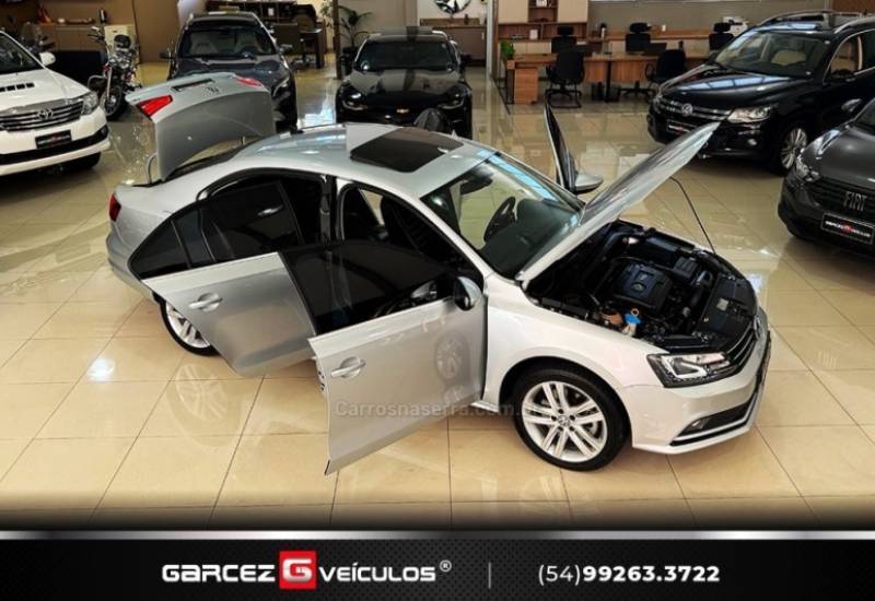 VOLKSWAGEN - JETTA - 2015/2016 - Prata - R$ 92.000,00