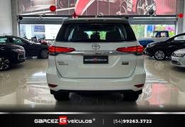 TOYOTA - HILUX SW4 - 2016/2017 - Branca - R$ 210.000,00