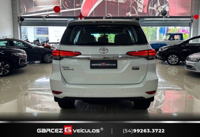 TOYOTA - HILUX SW4 - 2016/2017 - Branca - R$ 210.000,00