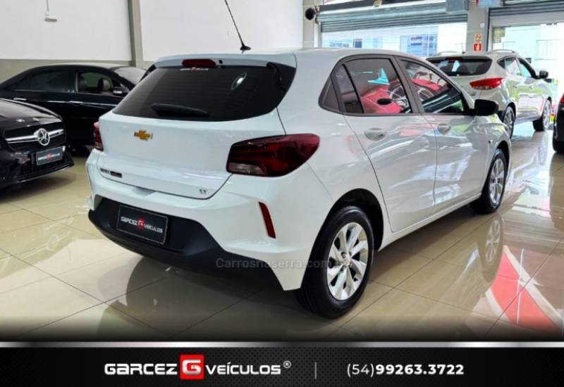 CHEVROLET - ONIX - 2022/2023 - Branca - R$ 72.000,00