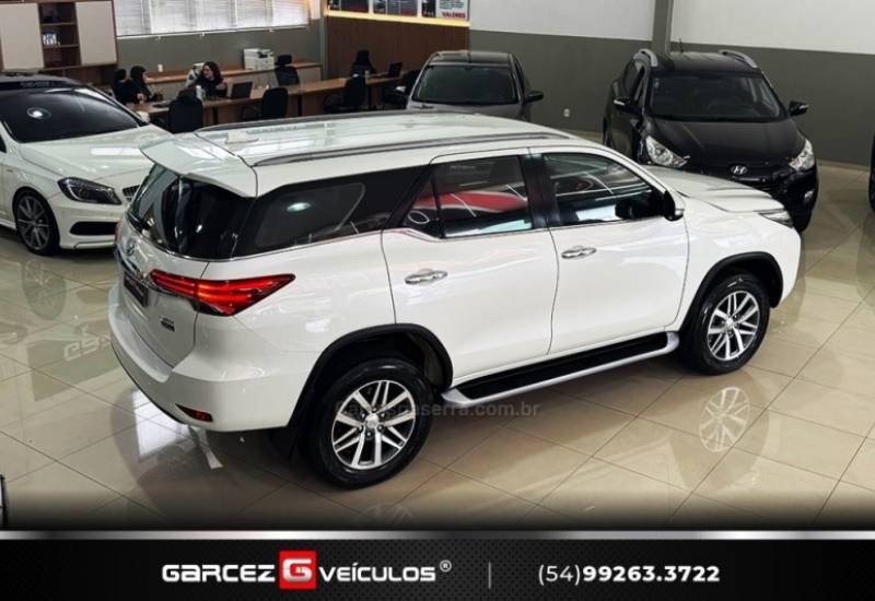 TOYOTA - HILUX SW4 - 2016/2017 - Branca - R$ 210.000,00