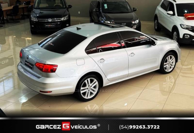 VOLKSWAGEN - JETTA - 2015/2016 - Prata - R$ 92.000,00