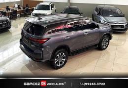 TOYOTA - HILUX SW4 - 2022/2022 - Cinza - R$ 349.900,00