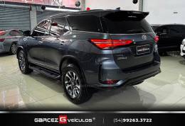 TOYOTA - HILUX SW4 - 2022/2022 - Cinza - R$ 349.900,00