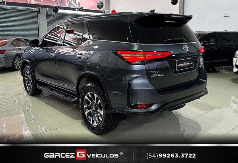 TOYOTA - HILUX SW4 - 2022/2022 - Cinza - R$ 349.900,00