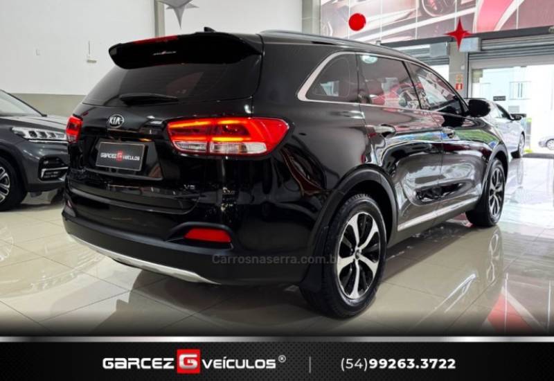 KIA MOTORS - SORENTO - 2015/2016 - Preta - R$ 115.000,00