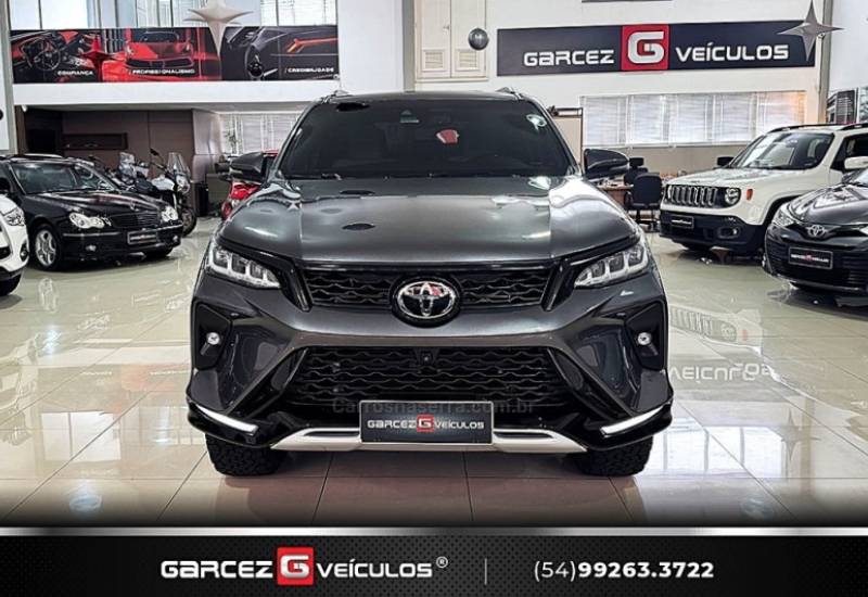 TOYOTA - HILUX SW4 - 2022/2022 - Cinza - R$ 349.900,00