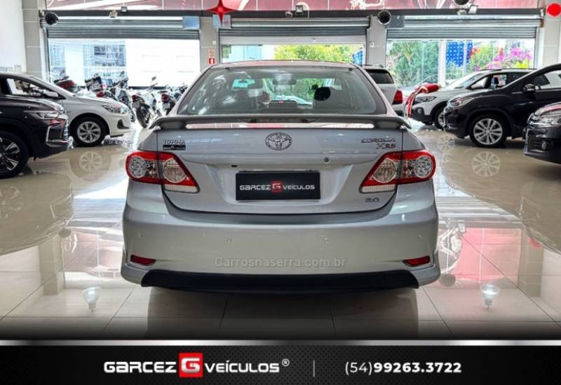 TOYOTA - COROLLA - 2013/2014 - Prata - R$ 72.000,00
