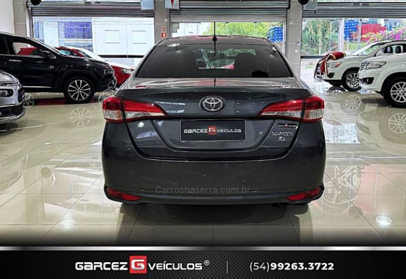 TOYOTA - YARIS - 2021/2022 - Cinza - R$ 84.900,00