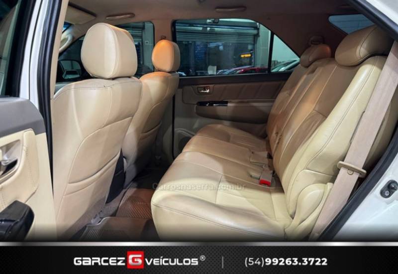 TOYOTA - HILUX SW4 - 2013/2013 - Branca - R$ 144.900,00