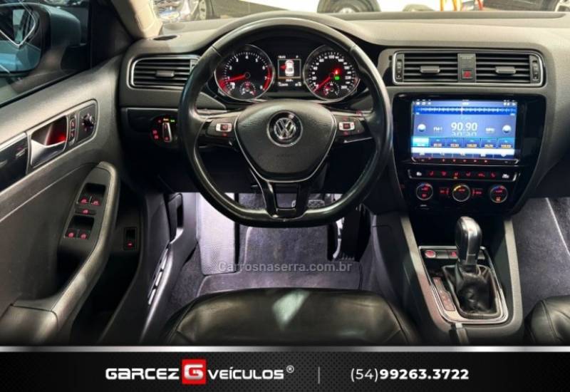 VOLKSWAGEN - JETTA - 2015/2016 - Prata - R$ 92.000,00