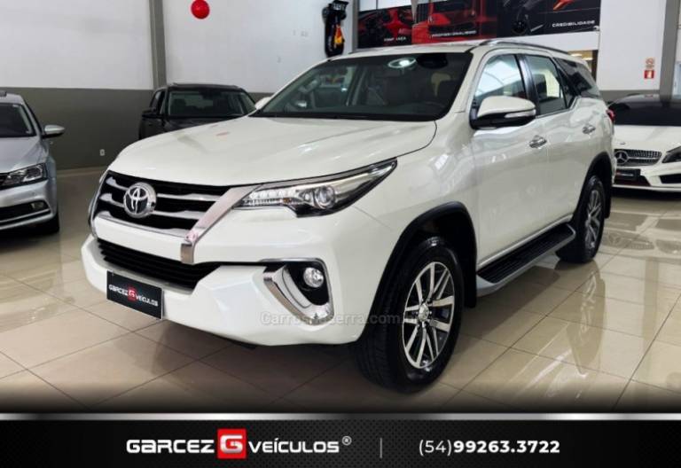 TOYOTA - HILUX SW4 - 2016/2017 - Branca - R$ 210.000,00