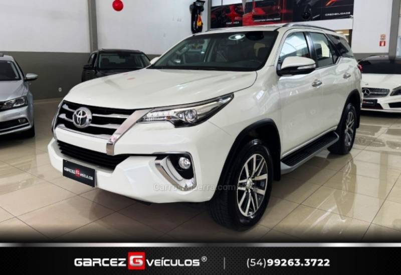 TOYOTA - HILUX SW4 - 2016/2017 - Branca - R$ 210.000,00