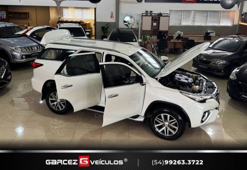 TOYOTA - HILUX SW4 - 2016/2017 - Branca - R$ 210.000,00