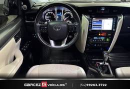 TOYOTA - HILUX SW4 - 2022/2022 - Cinza - R$ 349.900,00
