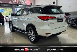 TOYOTA - HILUX SW4 - 2016/2017 - Branca - R$ 210.000,00