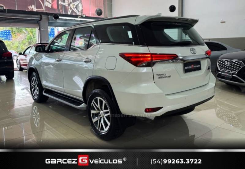 TOYOTA - HILUX SW4 - 2016/2017 - Branca - R$ 210.000,00