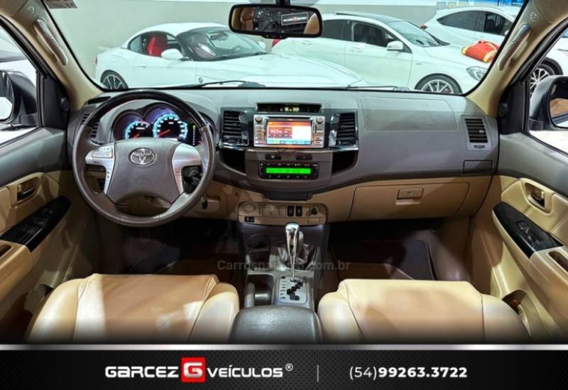 TOYOTA - HILUX SW4 - 2013/2013 - Branca - R$ 144.900,00