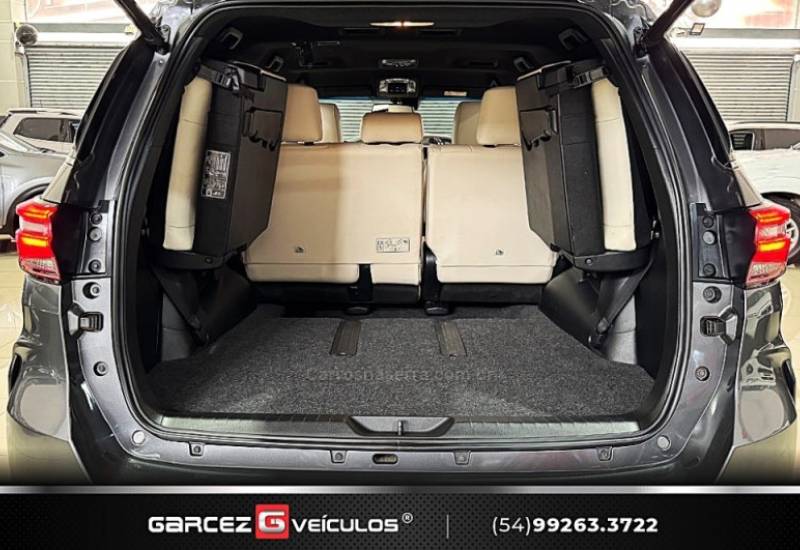 TOYOTA - HILUX SW4 - 2022/2022 - Cinza - R$ 349.900,00