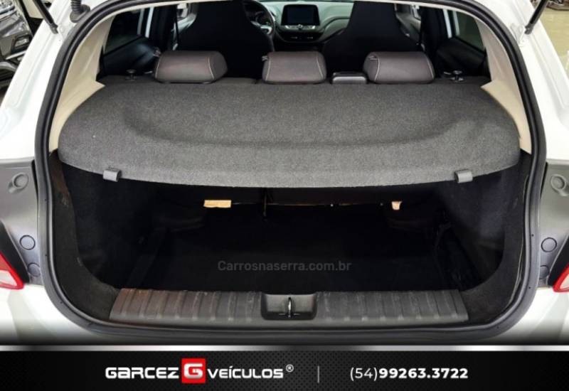 CHEVROLET - ONIX - 2022/2023 - Branca - R$ 72.000,00