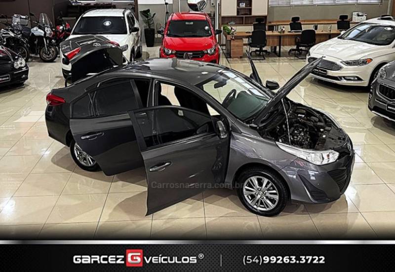 TOYOTA - YARIS - 2021/2022 - Cinza - R$ 84.900,00