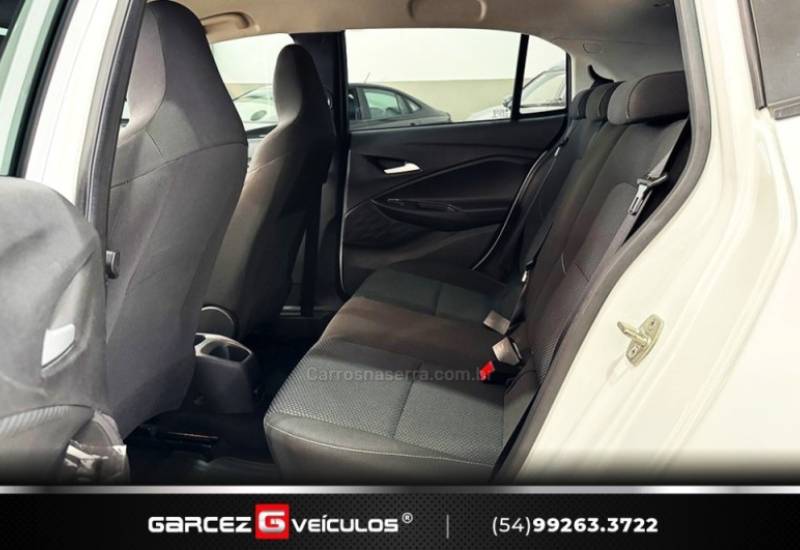 CHEVROLET - ONIX - 2022/2023 - Branca - R$ 72.000,00