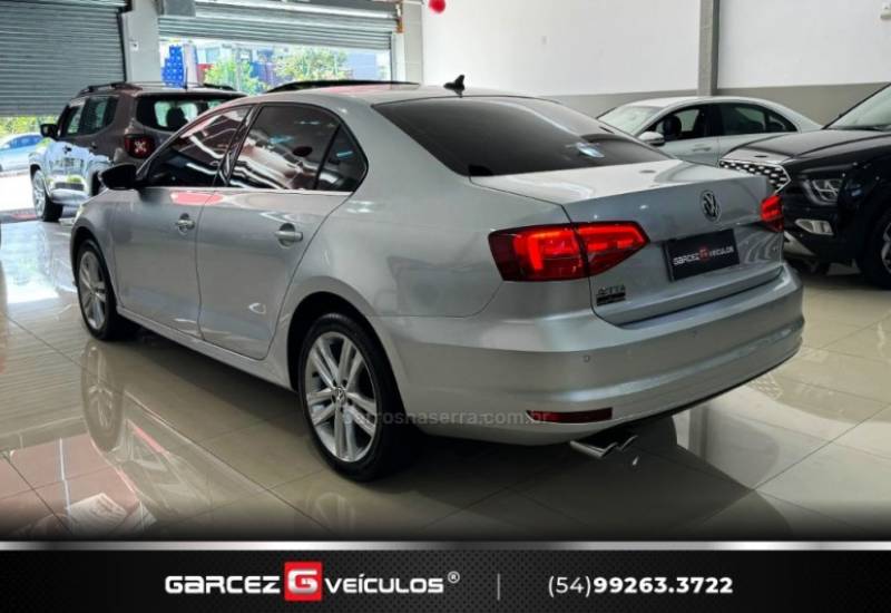 VOLKSWAGEN - JETTA - 2015/2016 - Prata - R$ 92.000,00