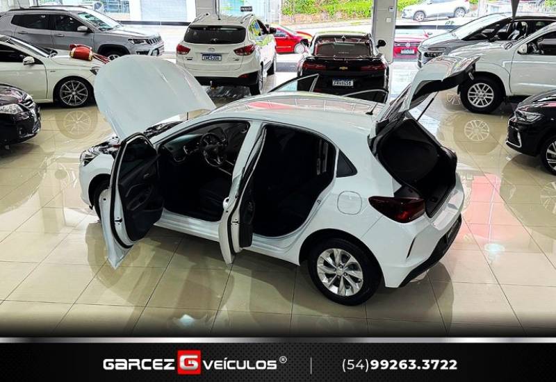 CHEVROLET - ONIX - 2022/2023 - Branca - R$ 72.000,00