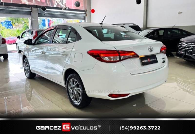 TOYOTA - YARIS - 2022/2023 - Branca - R$ 93.000,00