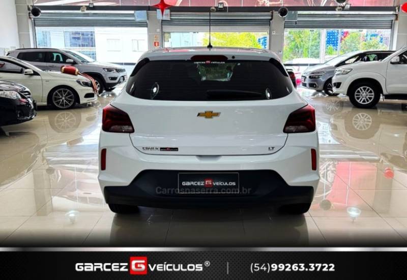 CHEVROLET - ONIX - 2022/2023 - Branca - R$ 72.000,00