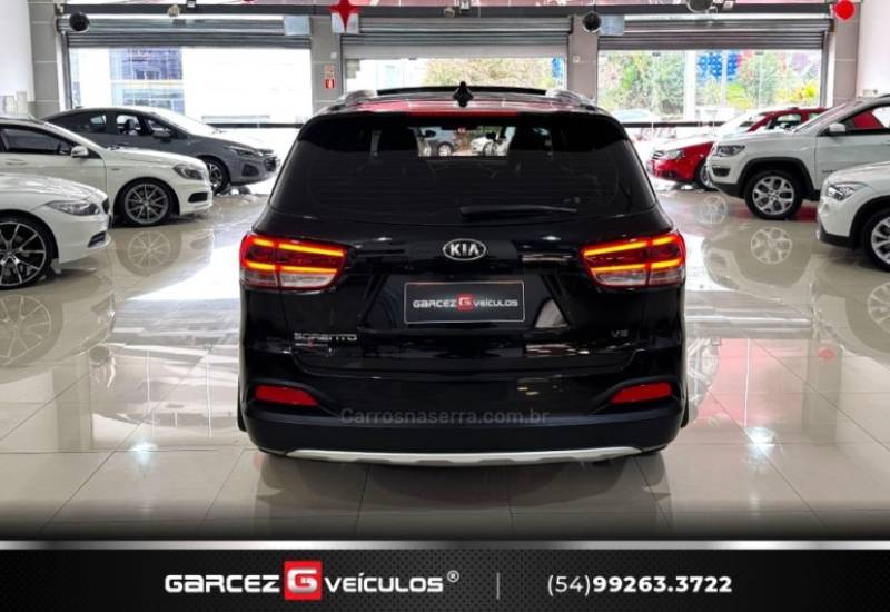KIA MOTORS - SORENTO - 2015/2016 - Preta - R$ 115.000,00