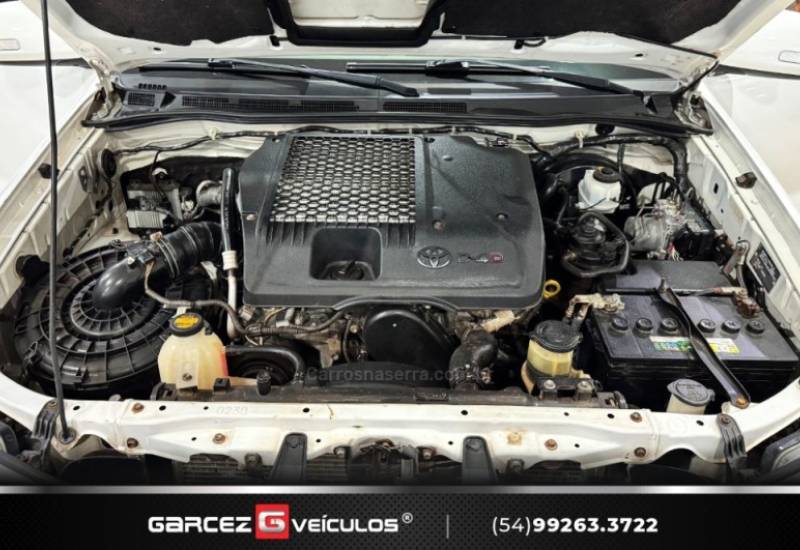 TOYOTA - HILUX SW4 - 2013/2013 - Branca - R$ 144.900,00