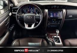 TOYOTA - HILUX SW4 - 2016/2017 - Branca - R$ 210.000,00