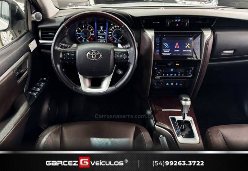 TOYOTA - HILUX SW4 - 2016/2017 - Branca - R$ 210.000,00