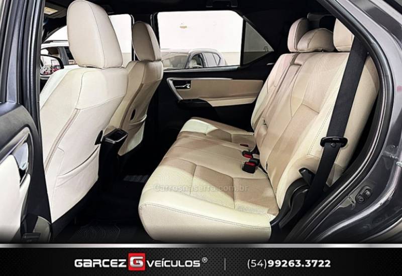 TOYOTA - HILUX SW4 - 2022/2022 - Cinza - R$ 349.900,00