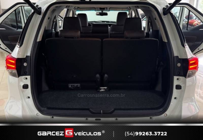 TOYOTA - HILUX SW4 - 2016/2017 - Branca - R$ 210.000,00